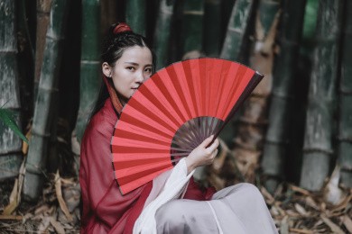 竹林中的古装汉服造型女孩