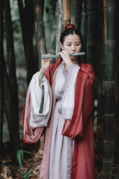 竹林中的古装汉服造型女孩