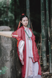 竹林中的古装汉服造型女孩
