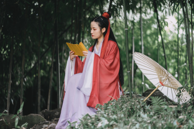 竹林中的古装汉服造型女孩