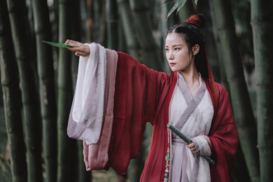 竹林中的古装汉服造型女孩