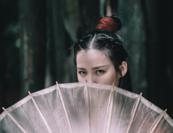 竹林中的古装汉服造型女孩