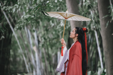 竹林中的古装汉服造型女孩