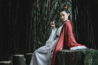 竹林中举着酒杯的漂亮汉服女孩