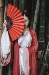 举着红扇子的古风侠女装扮女孩