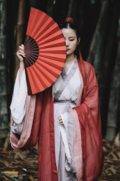 举着红扇子的古风侠女装扮女孩