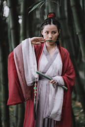 竹林里的古风汉服侠女造型女生