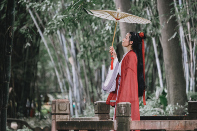竹林里的古风汉服侠女造型女生