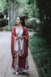竹林里的古风汉服侠女造型女生