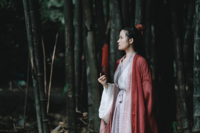 举着红扇子的古风侠女装扮女孩