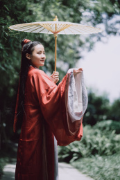 撑着油纸伞的古风装束女孩