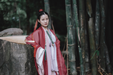 竹林里的古风汉服侠女造型女生