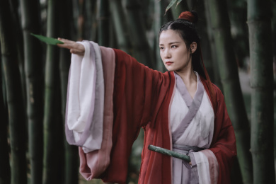 竹林中吹笛子的古风造型漂亮女生