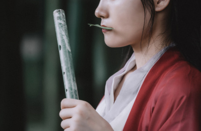 竹林中吹笛子的古风造型漂亮女生