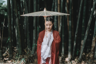 撑着油纸伞的古风装束女孩