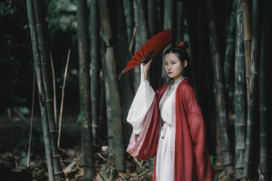 举着红扇子的古风侠女装扮女孩