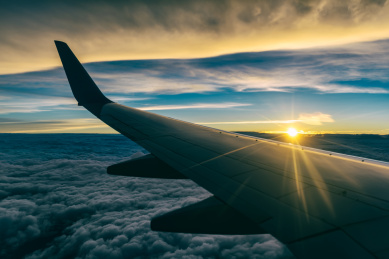 日落时分在天空中飞行的飞机