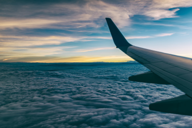 日落时分在天空中飞行的飞机