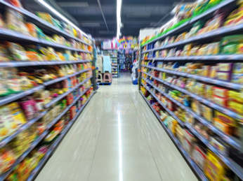 动态模糊效果的放满商品的货架背景