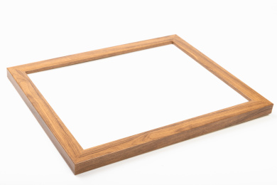 白色背景前面放着空白的画框