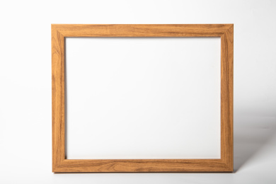 白色背景前面放着空白的画框