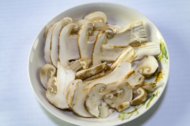 碟子上云南香格里拉松茸切片