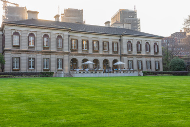 晴朗的天空，绿色的草坪，复古的西式花园