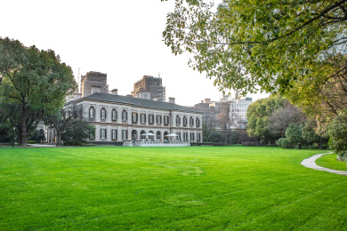 晴朗的天空，绿色的草坪，复古的西式花园