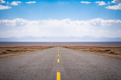 中国青海美丽而笔直的汽车公路