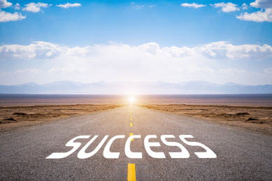 中国青海道路上写着成功象征着出发获得结果与希望