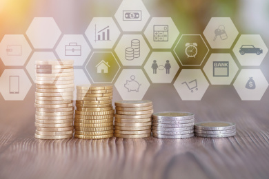 桌子上一排整齐递减的欧元硬币