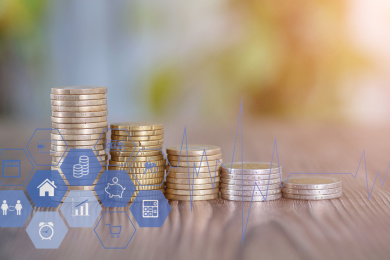 桌子上一排整齐递减的欧元硬币