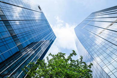 仰视特写蓝天白云摩天大楼建筑玻璃外墙