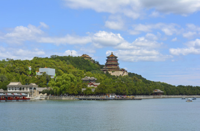 中国北京海淀区颐和园昆明湖边的万寿山佛香阁美景