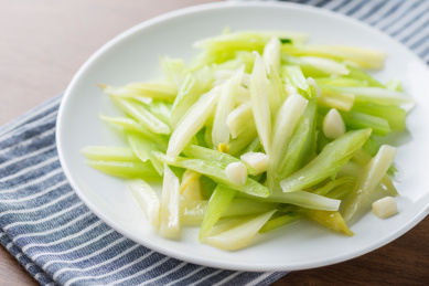 白瓷盘里清新脆爽的清炒西芹