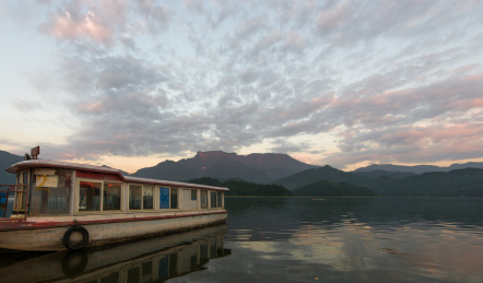 四川洪雅雅女湖畔观瓦屋山晨曦