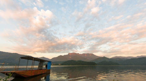 四川洪雅雅女湖畔观瓦屋山晨曦