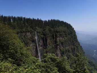 四川省洪雅瓦屋山国家森林公园内飞瀑流丹