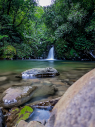 四川省洪雅瓦屋山国家森林公园内飞瀑流丹