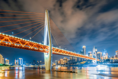 中国重庆渝中半岛的城市建筑群与东水门长江大桥夜景
