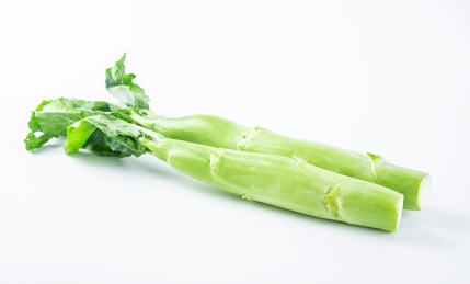 两根新鲜粗芥蓝杆在白背景上