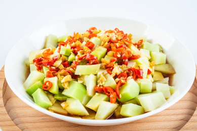 中国菜一碟炒芥蓝杆在白背景上 