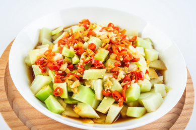 中国菜一碟炒芥蓝杆在白背景上 