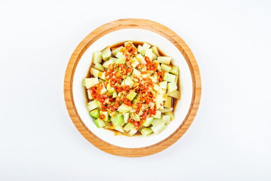 中国菜一碟炒芥蓝杆在白背景上 