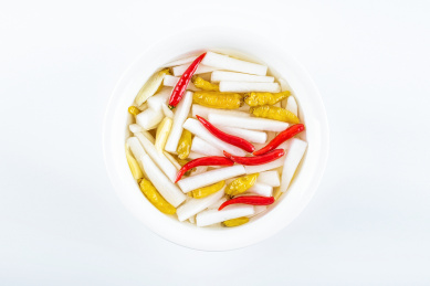 中国美食风味小吃,一大盆酸萝卜在白背景上   