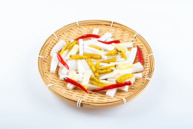 一竹筛子制作酸菜的新鲜食材萝卜和辣椒在白背景上
