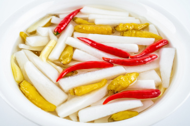 中国美食风味小吃,一大盆酸萝卜在白背景上   