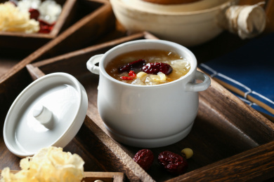 银耳汤 银耳羹放在汤盅里