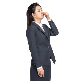  白色背景里，身穿西服身体不舒服的美丽商务女士