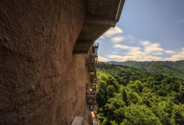 中国甘肃省天水市麦积山石窟风光